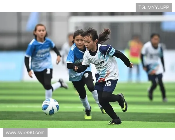 男足球星挑战女足赛场引热议 展现运动平等与竞技精神 男足球星挑战女足赛场引热议 展现运动平等与竞技精神